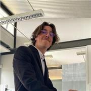 Jeune diplômé prêt à vous aider